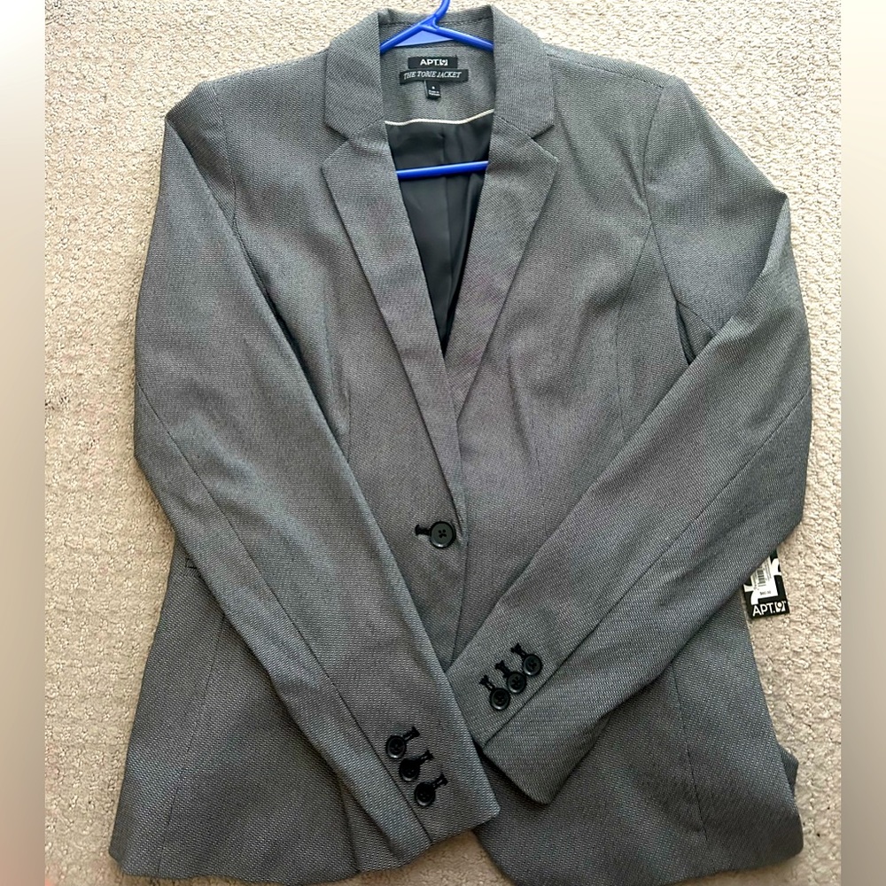 Women’s blazer Apt 9. Never been worn and still has tags on.